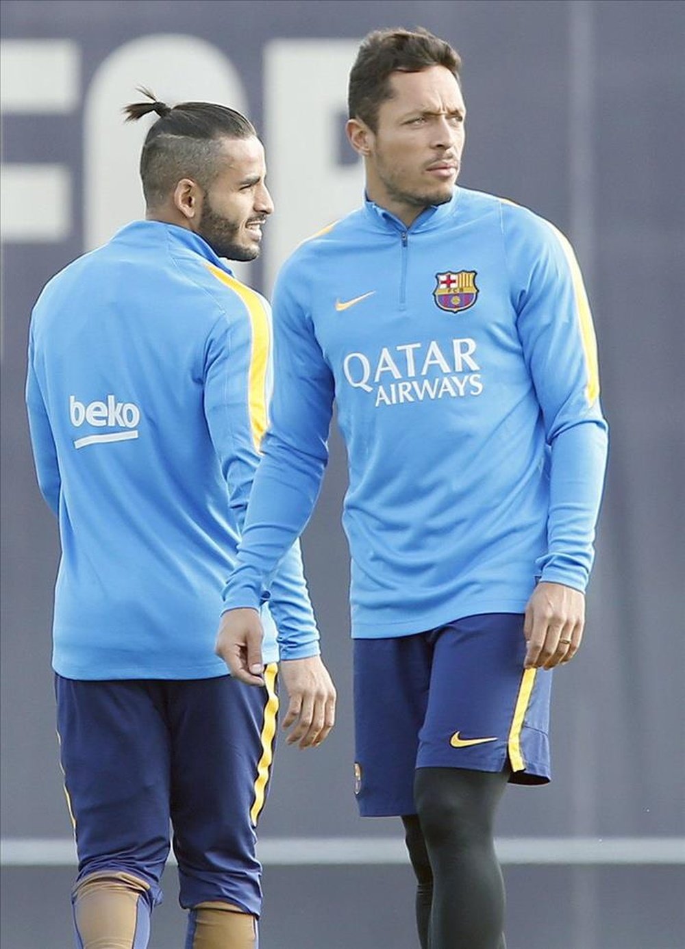 Los jugadores brasileños del FC Barcelona Adriano Correia (d) y Douglas Pereira (i), durante un entrenamiento. EFE/Archivo