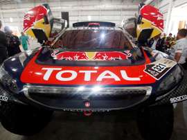 Un mecánico revisa el interior de un coche, este 1 de enero, durante las verificaciones técnicas de los vehículos que participarán del rally Dakar en el parque Tecnópolis en Buenos Aires (Argentina). EFE