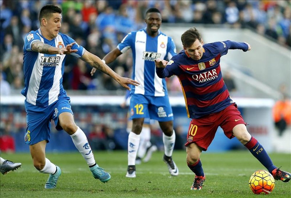 El defensa chileno del Espanyol Enzo Roco (i), pelea un balón con el delantero argentino del Barcelona Lionel Messi, durante el partido de la decimoctava jornada de liga en Primera División jugado el Estadio de Cornellá-El Prat. EFE