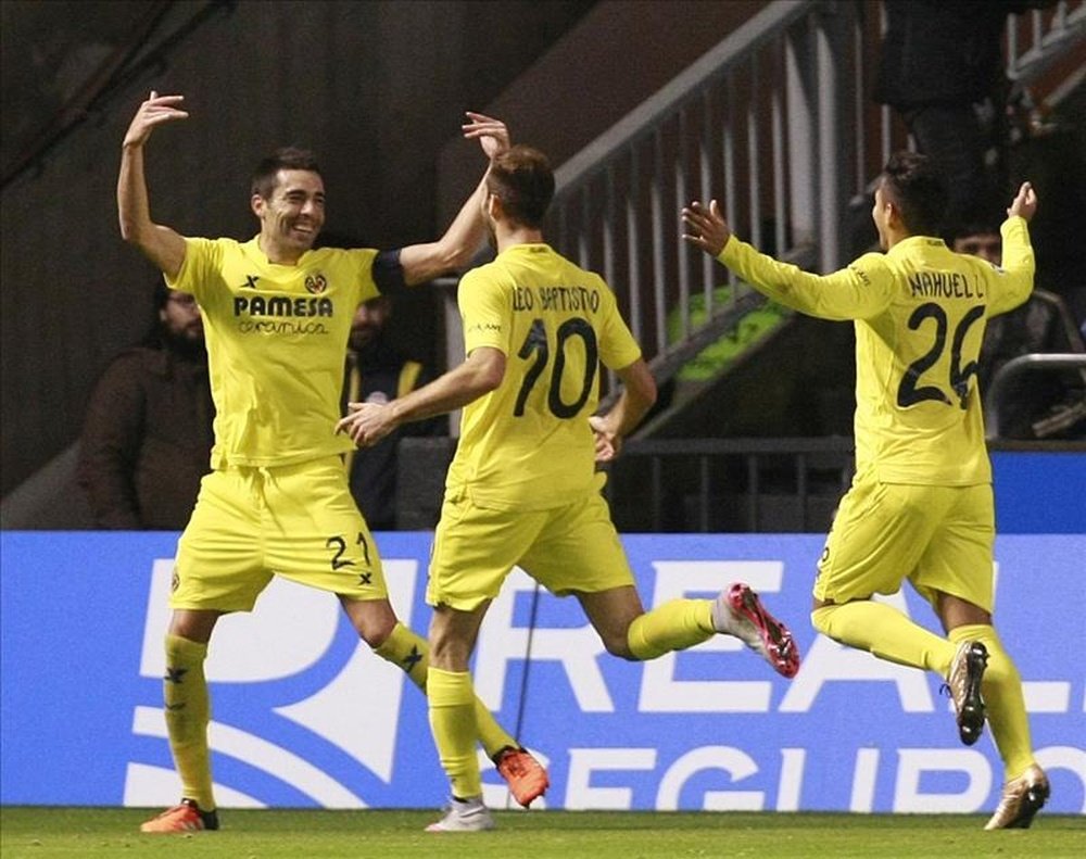 Los jugadores del Villarreal celebran el segundo gol del equipo frente al Deportivo, durante el encuentro de la decimoctava jornada de Liga que se disputó en el estadio de Riazor, en La Coruña. EFE