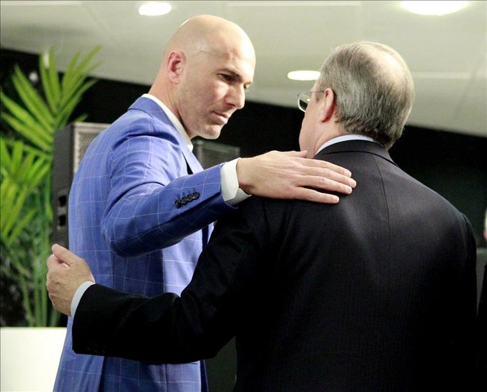 Florentino felicitó a Zidane. EFE