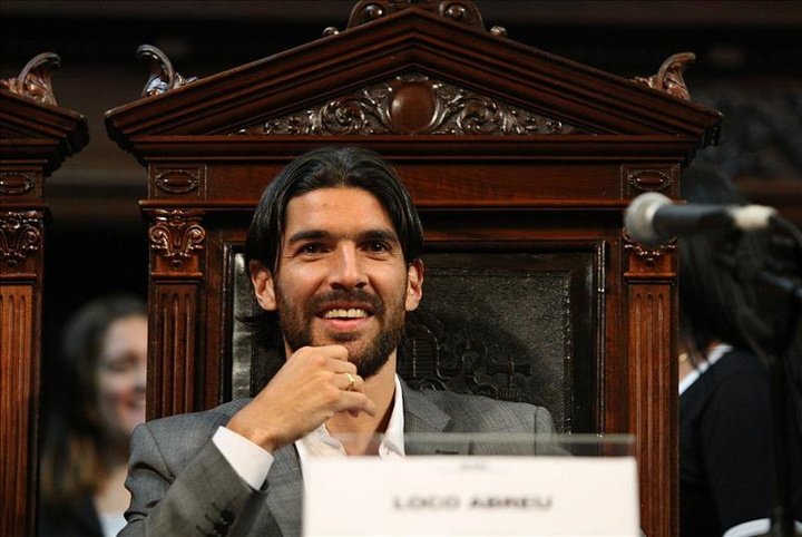El 'Loco' Abreu entra en la historia del futbol... a su estilo