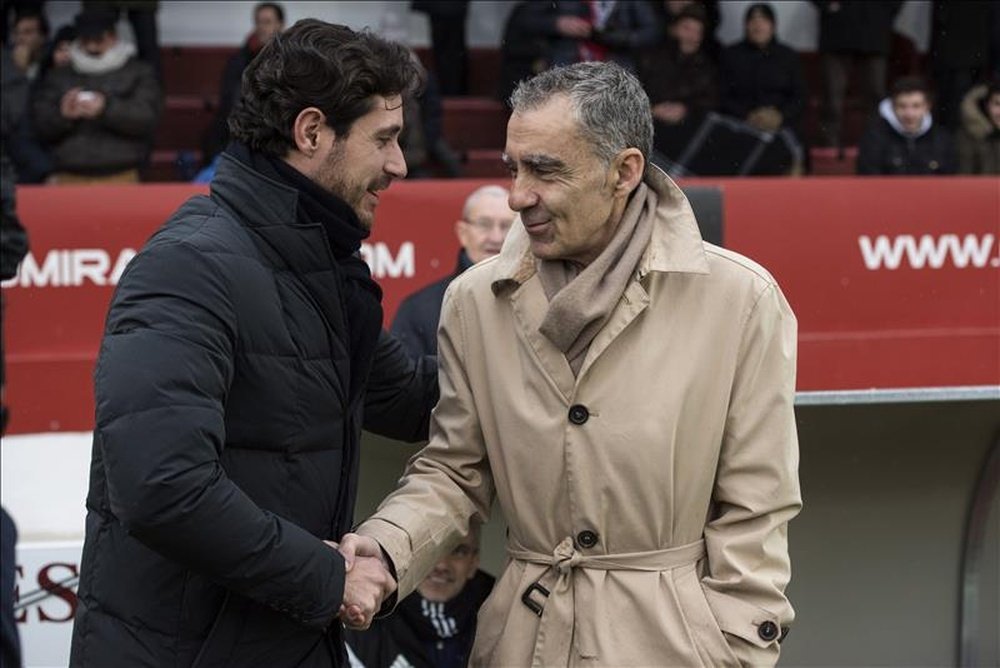 El entrenador del Deportivo Victor Sánchez del Amo (i) saluda al técnico del CD Mirandés, Carlos Terrazas (d), durante el partido de ida de octavos de final de la Copa del Rey que se ha jugado hoy en el estadio de Anduva, en Miranda de Ebro (Burgos). EFE
