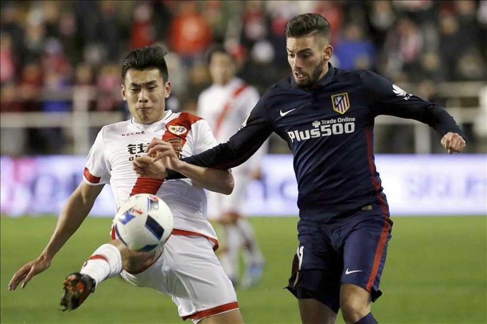 El centrocampista belga del At. de Madrid, Yannick Ferreira-Carrasco (i), disputa un balón con el jugador chino del Rayo Vallecano, Zhang Chengdong, durante el encuentro correspondiente a la ida de los octavos de final de la Copa del Rey, en el estadio de Vallecas. EFE