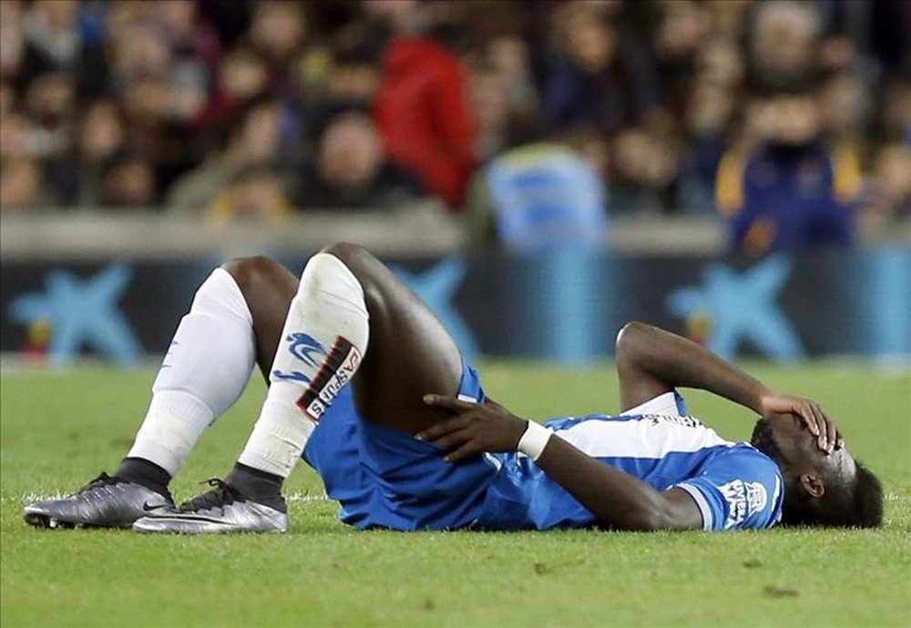 El delantero ecuatoriano del Espanyol Felipe Caicedo lesionado durante el partido frente al FC Barcelona de ida de los octavos de final de la Copa del Rey de fúbol que se jugó este miércoles en el Camp Nou, en Barcelona. EFE