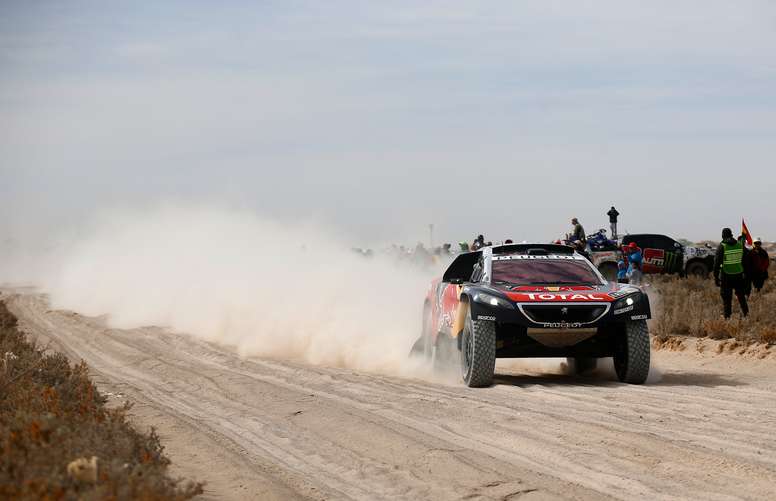 El madrileño se impuso con un tiempo de 5h34m3s, con una ventaja de 38 segundos sobre Loeb, mientras que el catarí Nasser Al Attiyah (Mini) fue tercero, por delante del francés Stephane Peterhansel. EFE/Archivo