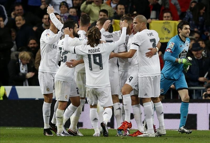 Los jugadores del Real Madrid celebran el primer gol del equipo blanco, durante el encuentro correspondiente a la decimonovena jornada de primera división, que disputaron frente al Deportivo en el estadio Santiago Bernabéu, en Madrid. EFE