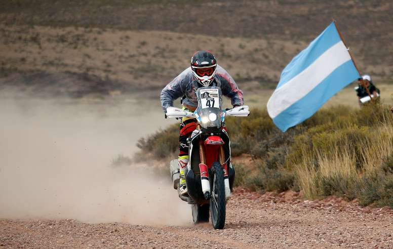 El piloto Kevin Benavides (Arg.) del equipo Honda en acción hoy, sábado 9 de enero de 2015, durante la séptima etapa del Rally Dakar 2016 entre Uyuni (Bolivia) y Salta (Argentina). EFE