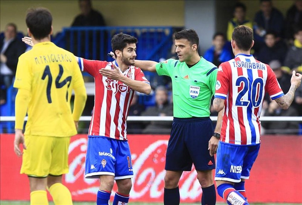 Los jugadores del Sporting, Nacho Cases (2i) y Antonio Sanabria (d), reclaman un gol anuladao, durante el partido frente al Villarreal correspondiente a la decimonovena jornada de Liga de primera división que ambos equipos disputan en el estadio de El Madrigal. EFE