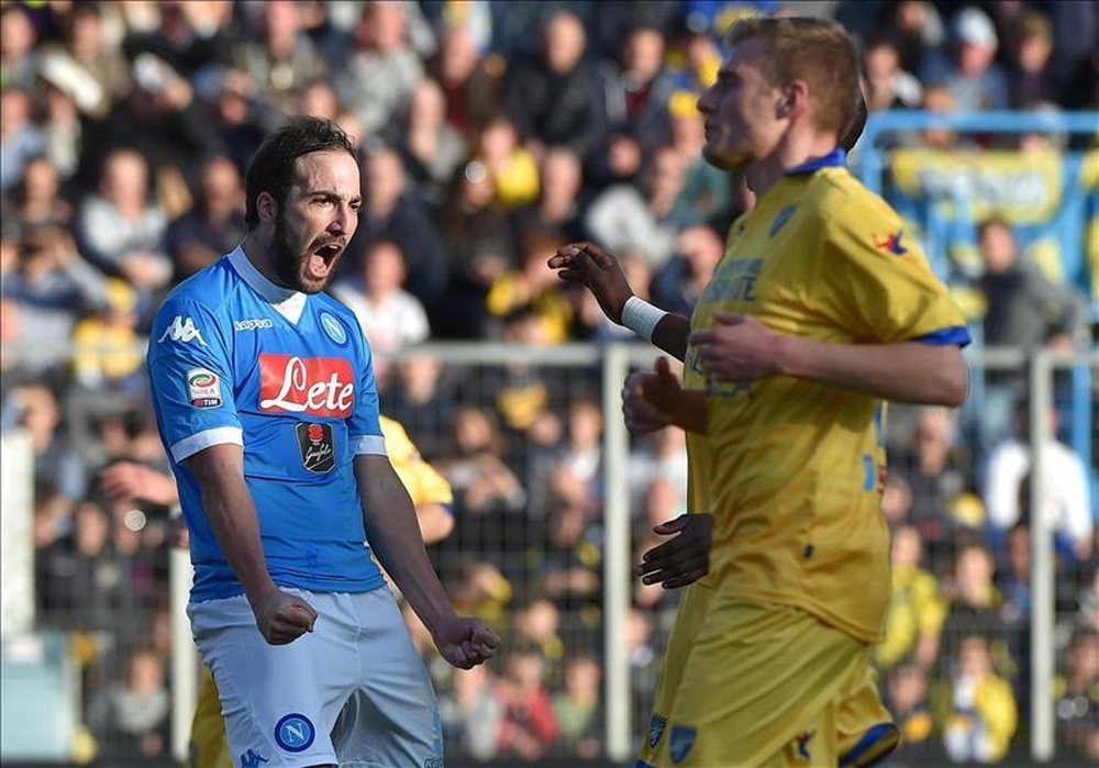 El delantero argentino del SSC Nápoles Gonzalo Higuain celebra el 0-2 durante el partido de la Serie A que han jugado Frosinone Calcio y SSC Napoli en el Matusa stadium de Frosinone, Italia. (Italia) EFE/EPA