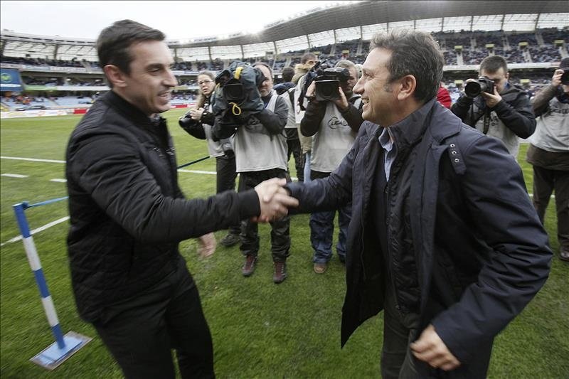 Los entrenadores del Valencia, Gary Neville (i), y de la Real Sociedad, Eusebio Sacristán (d), se saludan antes del inicio del partido de la decimonovena jornada de la Liga de Primera División en el estadio de Anoeta, en San Sebastián. EFE