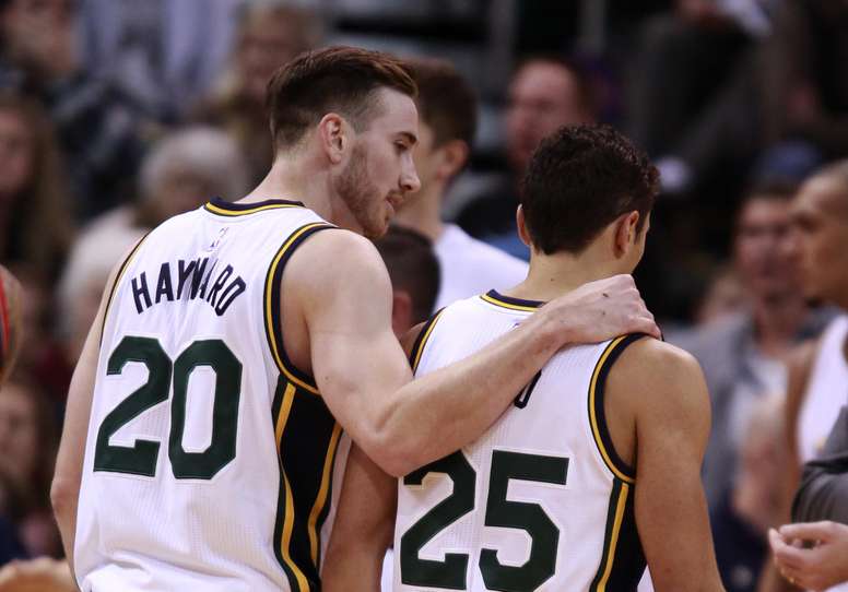 El jugador de Jazz Gordon Hayward (i) conversa con su compañero Raul Neto (d) durante un partido por la NBA. EFE/Archivo