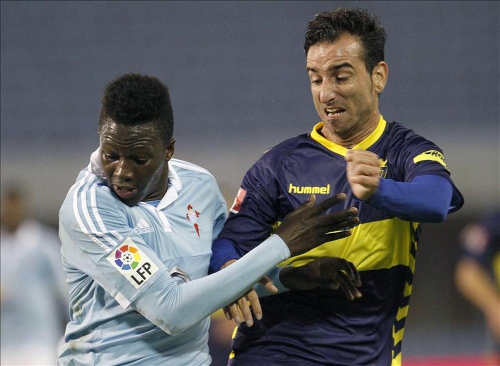 El defensa senegalés del Celta, Pape Cheikh Diop (i) y el centrocampista del Cádiz Alejandro Castro, durante en el partido de vuelta de octavos de final de la Copa del Rey disputado en el estadio de Balaidos. EFE