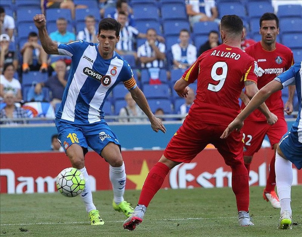 El defensa del Espanyol Javi López (i) pelea un balón con el delantero del Getafe Alvaro Vázquez, en el partido de la primera jornada de liga en Primera División que se disputó en el Power8 Stadium. EFE/Archivo