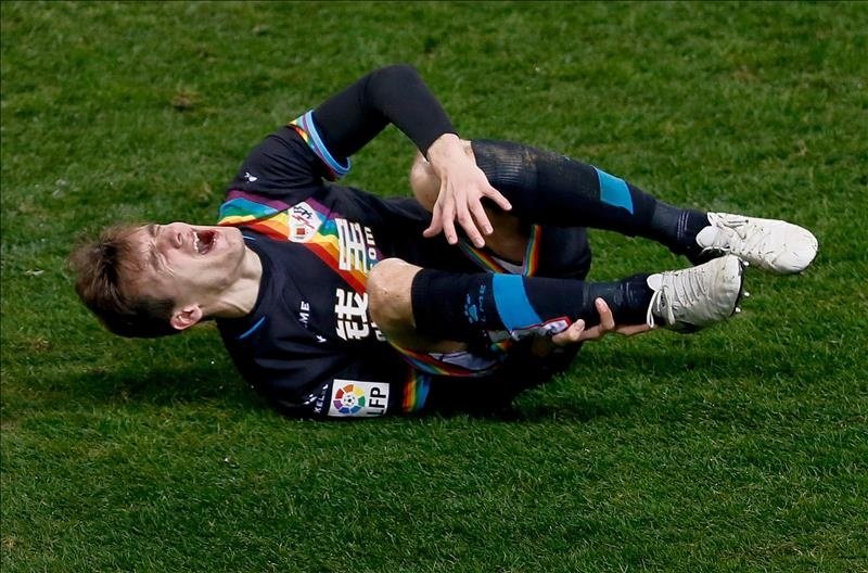 El defensa del Rayo Vallecano Diego Llorente se lesiona durante el partido. EFE