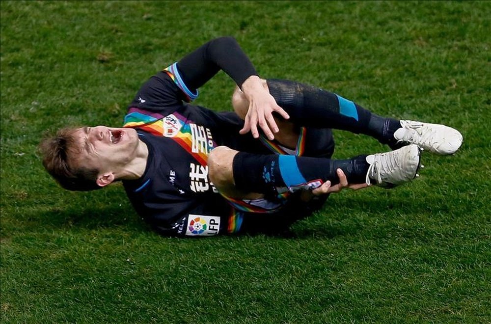 El defensa del Rayo Vallecano Diego Llorente se lesiona durante el partido. EFE