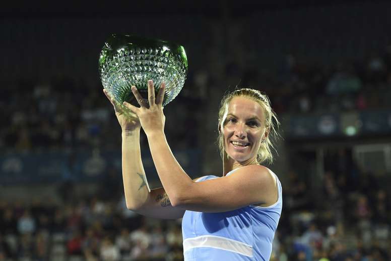 La tenista rusa Svetlana Kuznetsova celebra su victoria en la final del torneo de Sídney (Australia) hoy, 15 de enero de 2016. EFE