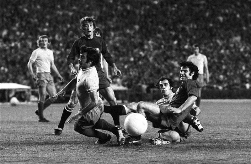 Los jugadores de la selección española José Eulogio Garate (2d) y Manolo Velázquez (c)  disputan el balón con dos jugadores rumanos  durante el encuentro de clasificación del grupo IV de la Copa de Europa de selecciones nacionales en 1975. EFE
