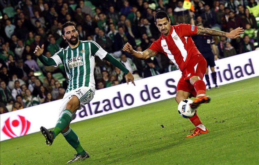 El centrocampista del Sevilla Vitolo (d), dispara a portería ante el defensa del Betis Jordi Figueras (i), durante el partido del pasado día 6 de enero. EFE