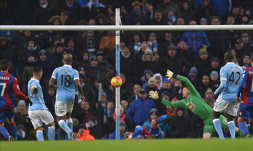El delantero del Manchester City Sergio Agüero (I) marca un gol durante el partido de la Premier League que han jugado Manchester City y Crystal Palace en el Etihad Stadium, Manchester, Reino Unido. EFE/EPA
