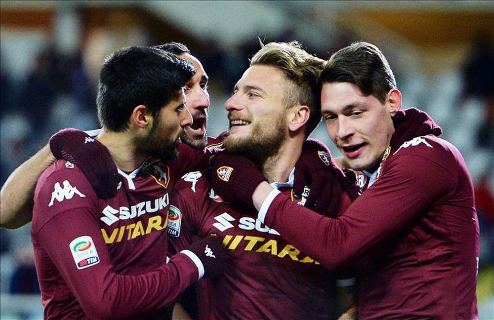 El delantero del Torino Ciro Immobile (C) celebra con sus compañeros su gol al Frosinone Calcio en el Olímpico de Turín, Italia. EFE/EPA