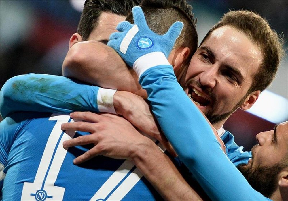 El delantero argentino del Nápoles Gonzalo Higuain celebra con sus compañeros un gol durante el partido de la Serie A que han jugado Ssc Napoli y Us Sassuolo en San Paolo, Nápoles. EFE/EPA