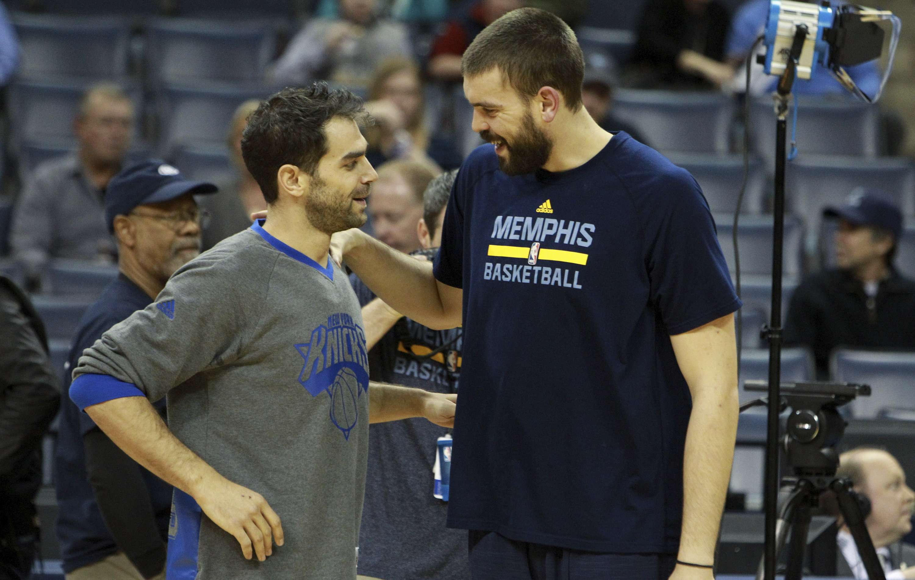 El jugador de los Nicks de Nueva York José Calderón, (i) y el de los Grizzlies de Memphis Marc Gasol, se saludan hoy en el FedExForum en Memphis, Tennessee. EFE