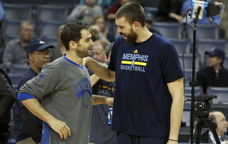 El jugador de los Nicks de Nueva York José Calderón, (i) y el de los Grizzlies de Memphis Marc Gasol, se saludan hoy en el FedExForum en Memphis, Tennessee. EFE