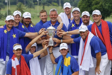 Los jugadores del equipo Europeo posan con el trofeo después de ganar el torneo de golf Copa de Eurasia  en Shah Alam, Malasia. EFE