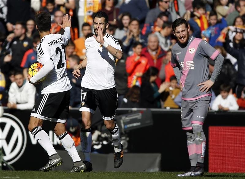 El delantero del Valencia Álvaro Negredo (c) celebra el gol marcado al Rayo Vallecano, durante el partido de la vigésima jornada de Liga de Primera División disputado esta mañana en el estadio de Mestalla. EFE