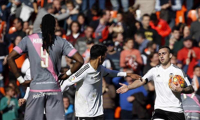 El delantero del Valencia Paco Alcácer (d) celebra el gol marcado al Rayo Vallecano, segundo para su equipo, durante el partido de la vigésima jornada de Liga de Primera División disputado esta mañana en el estadio de Mestalla. EFE