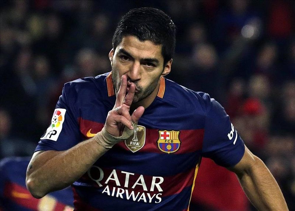 El delantero uruguayo del FC Barcelona Luis Suárez celebra tras marcar el tercer gol ante el Athletic de Bilbao, durante el partido correspondiente a la vigésima jornada de Liga en Primera División jugado en el Camp Nou, en Barcelona. EFE