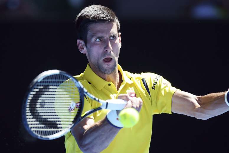 El serbio Novak Djokovic golpea la bola contra el surcoreano Hyeon Chung durante su partido de primera ronda del Abierto de Australia de tenis disputado en Melbourne (Australia), el 18 de enero de 2016. EFE