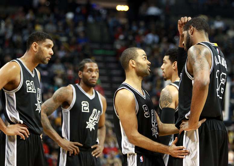 Los jugadores de Spurs Tony Parker (c), LaMarcus Aldridge (d), Tim Duncan (i), Kawhi Leonard (2i) y Danny Green (2d). EFE/Archivo