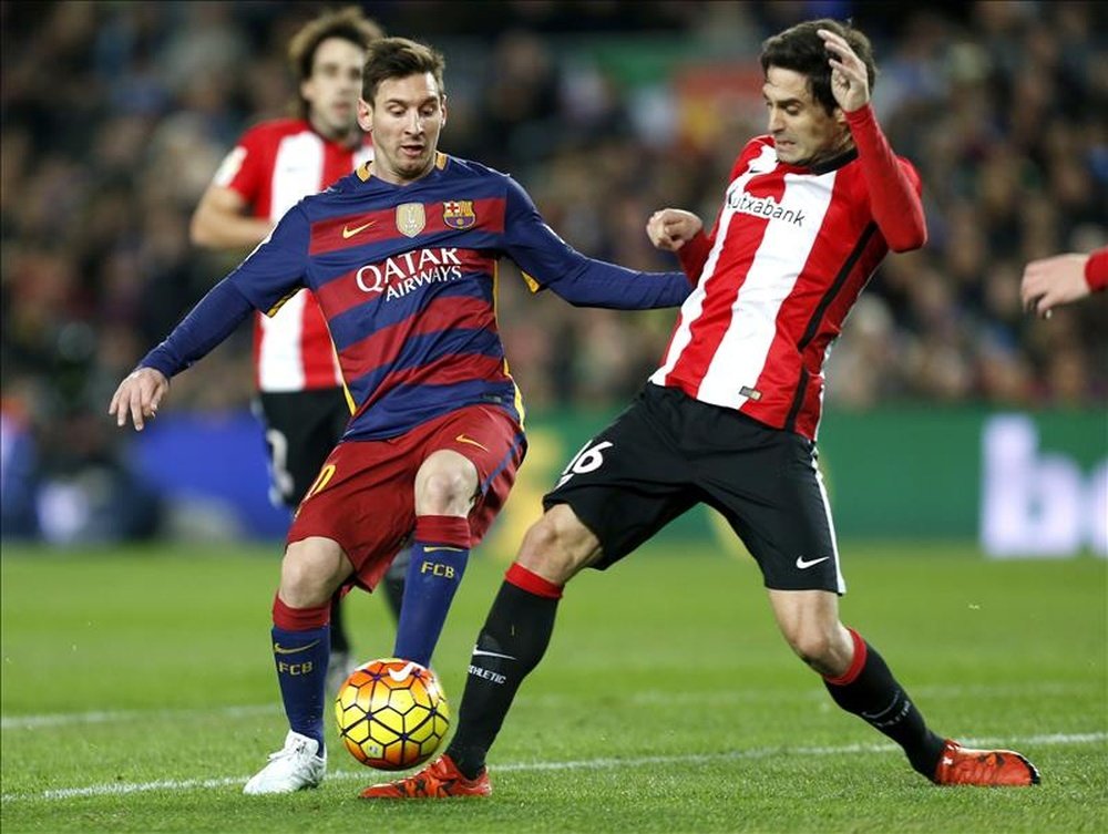 Messi se fue hasta de cuatro jugadores del Athletic para marcar el tanto. EFE