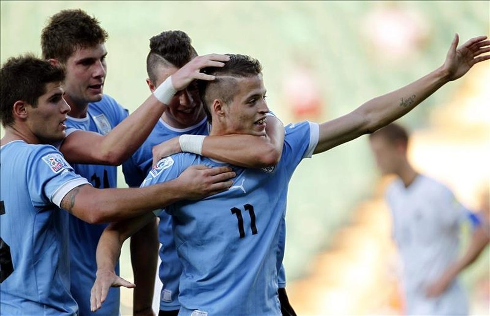 En la imagen, el delantero uruguayo del Udinese italiano Nicolás Diente López (d). EFE/Archivo