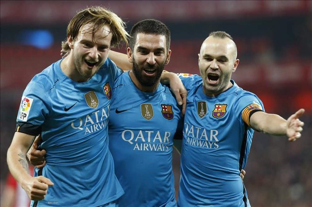 Los jugadores del FC Barcelona, el croata Ivan Rakitic, el turco Arda Turán y Andrés Iniesta, de izda a dcha, celebran el gol marcado por su compañero Munir El Haddadi Mohamed, ante el Athletic de Bilbao, durante el partido de ida de cuartos de final de la Copa del Rey que se jugó en San Mamés. EFE