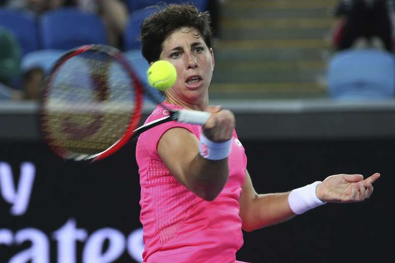 La tenista española Carla Suárez devuelve la bola a la rusa Elizaveta Kulichkova durante su partido de tercera ronda del Abierto de Australia de tenis en Melbourne (Australia) hoy, 22 de enero de 2016. EFE