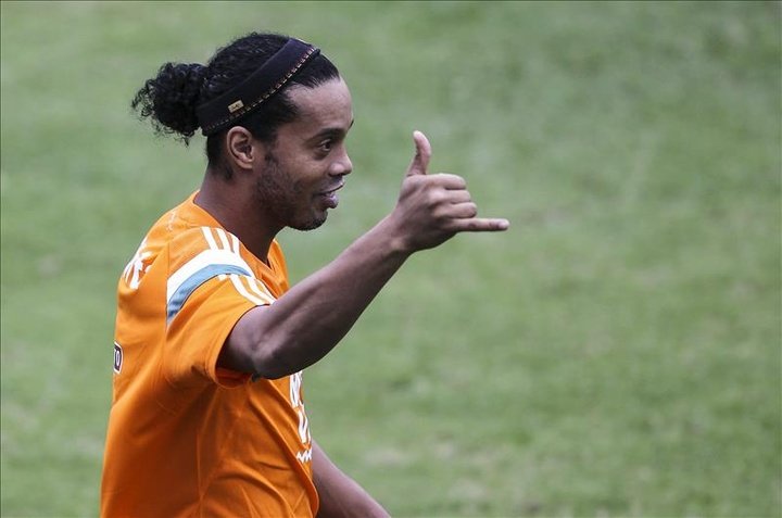 ¡Mágico pase de Ronaldinho sin mirar!