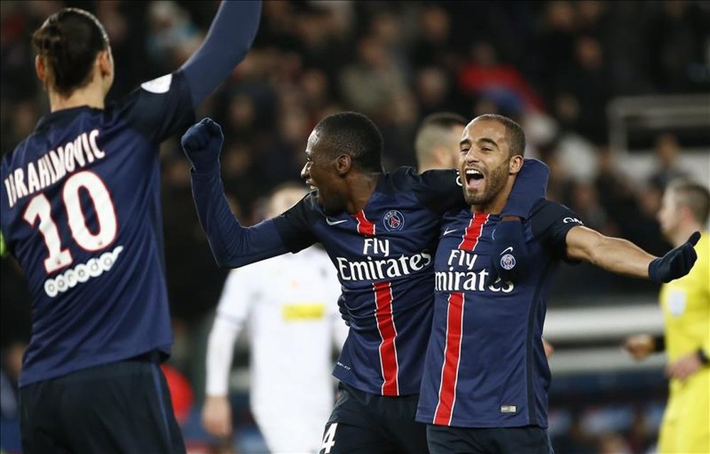 El jugador del Paris Saint Germain Lucas (d) celebra un gol al Angers con su compañero Blaise Matuidi (C) y Zlatan Ibrahimovic (i) en el Parque de los Príncipes de París, Francia. EFE/EPA