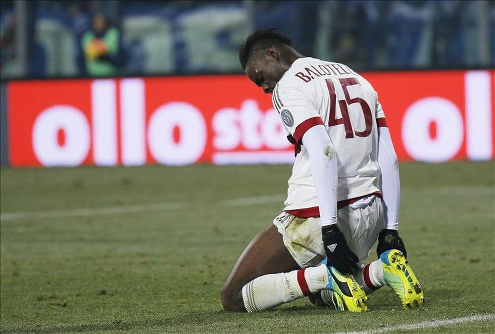 El delantero del AC Milan Mario Balotelli reacciona durante el partido de la Serie A que han jugado Empoli FC y AC Milan en el Carlo Castellani de Empoli, Italia. EFE/EPA