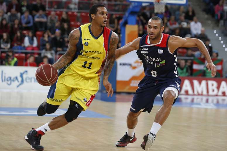 El alero húngaro del Laboral Kutxa Baskonia, Darius Adams (d), marca al ala pívot caboverdiano del BC Morabanc Andorra, Betinho Gomes, en un momento del partido correspondiente a la jornada de la Liga Endesa de baloncesto disputado hoy en el pabellón Fernando Buesa de Vitoria. EFE