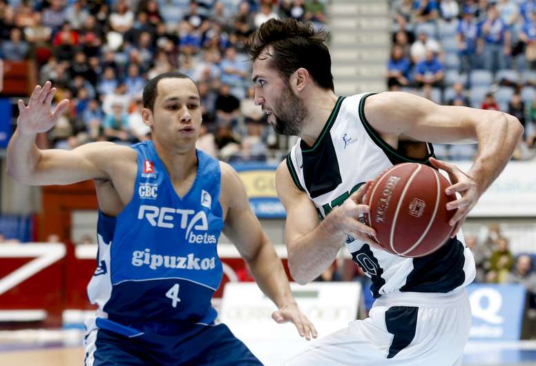 El base del Retabet.es GBC, Andrew Lawrence (i), junto a Nacho Llovet, pívot del Joventut, durante el partido correspondiente a la 17ª jornada de la Liga Endesa disputado hoy en la cancha San Sebastián Arena 2016. EFE