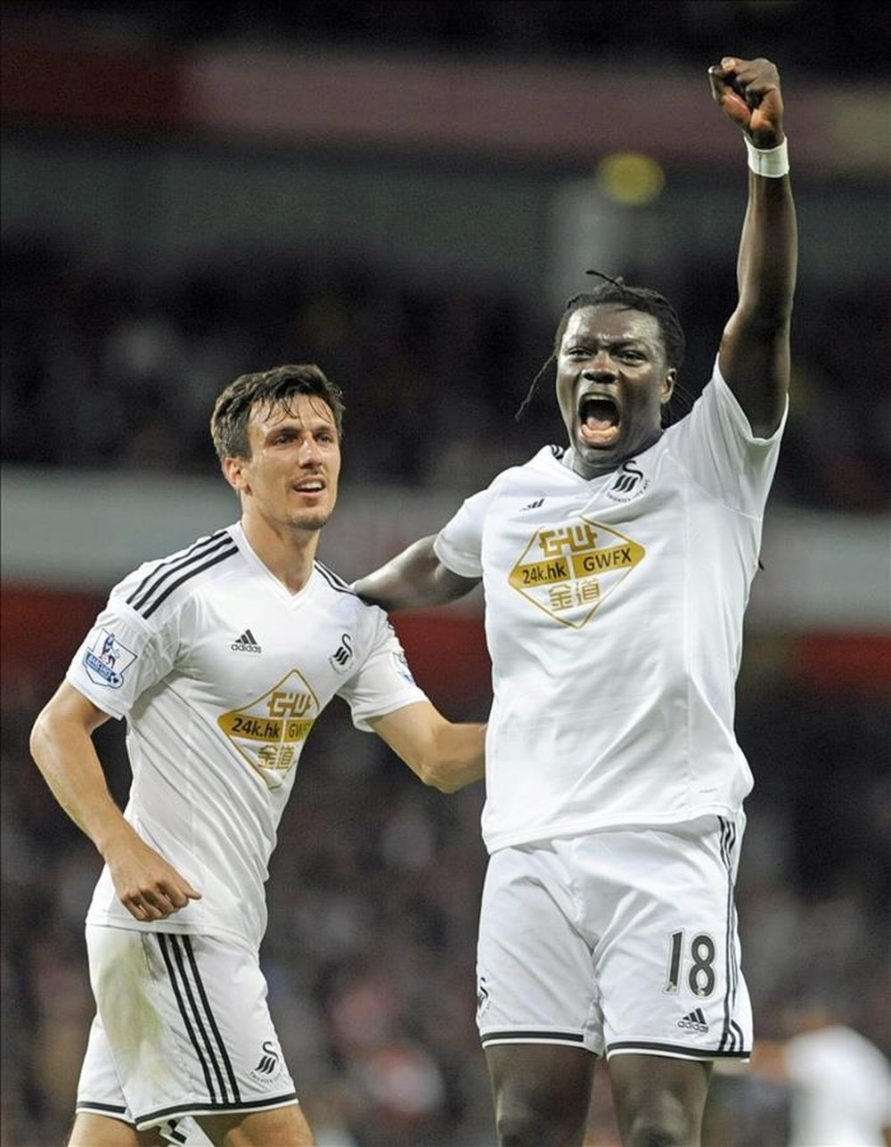 El jugador del Swansea City Bafetimbi Gomis (d) celebra un gol con su compañero Jack Cork. EFE/Archivo