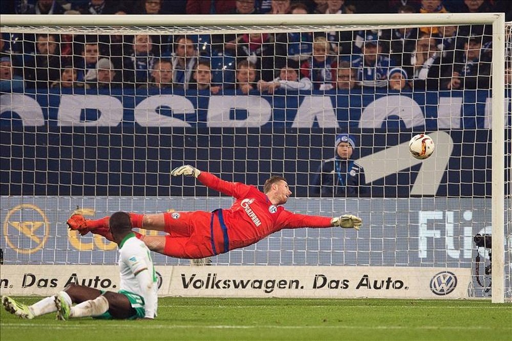 El portero del Schalke Ralf Faehrmann no pude evitar el empate en el partido que han jugado FC Schalke 04 yWerder Bremen en Gelsenkirchen, Alemania. EFE/EPA