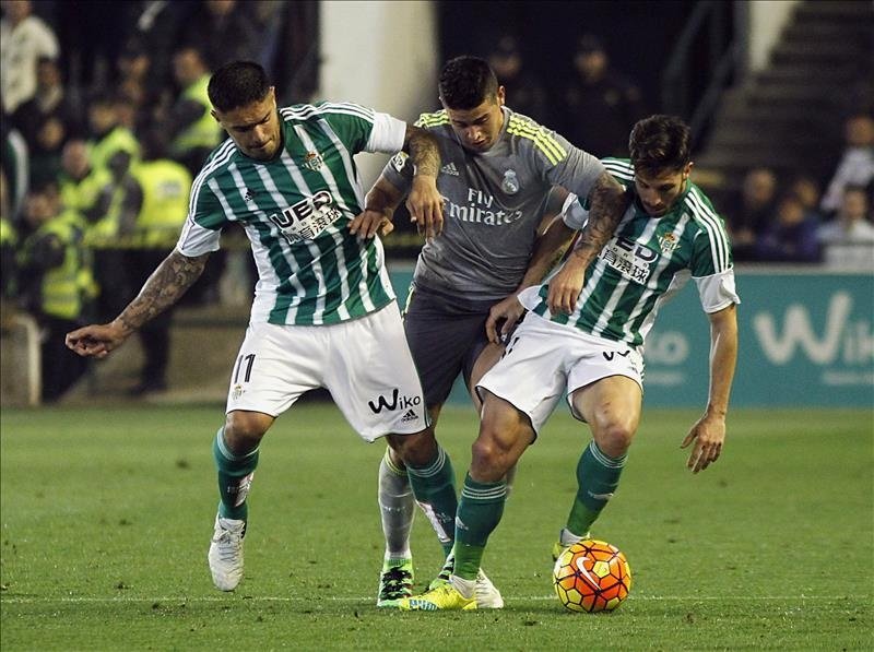 James brega con Vargas y Cejudo por un balón en el desarrollo del Betis-Real Madrid. EFE