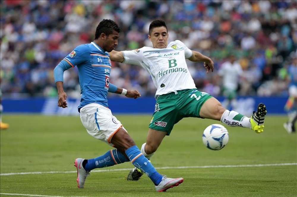 El jugador de Cruz Azul Joao Rojas (i) disputa el balón con Efraín Velarde (d), de León, durante un partido. EFE/Archivo