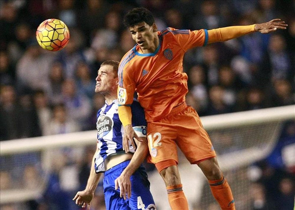 El centrocampista del Deportivo Alejandro Bergantiños (i) salta por el balón con el brasileño Danilo, del Valencia CF, durante el partido de la vigésimo primera jornada de Liga en Primera División que se disputó este domingo en el estadio de Riazor. EFE