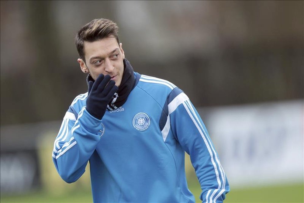 Mesur Özil discreetly nutmegs Flamini on Sunday. EFE/Archivo
