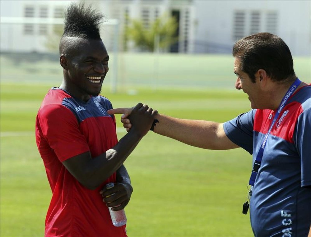 El atacante franco-congoleño Thievy Bifouma bromea con el entrenador del club nazarí José Ramón Sandoval. EFE/Archivo